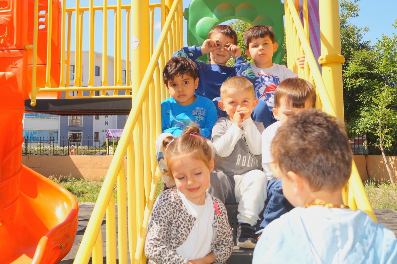 Bahçede grup oyunu