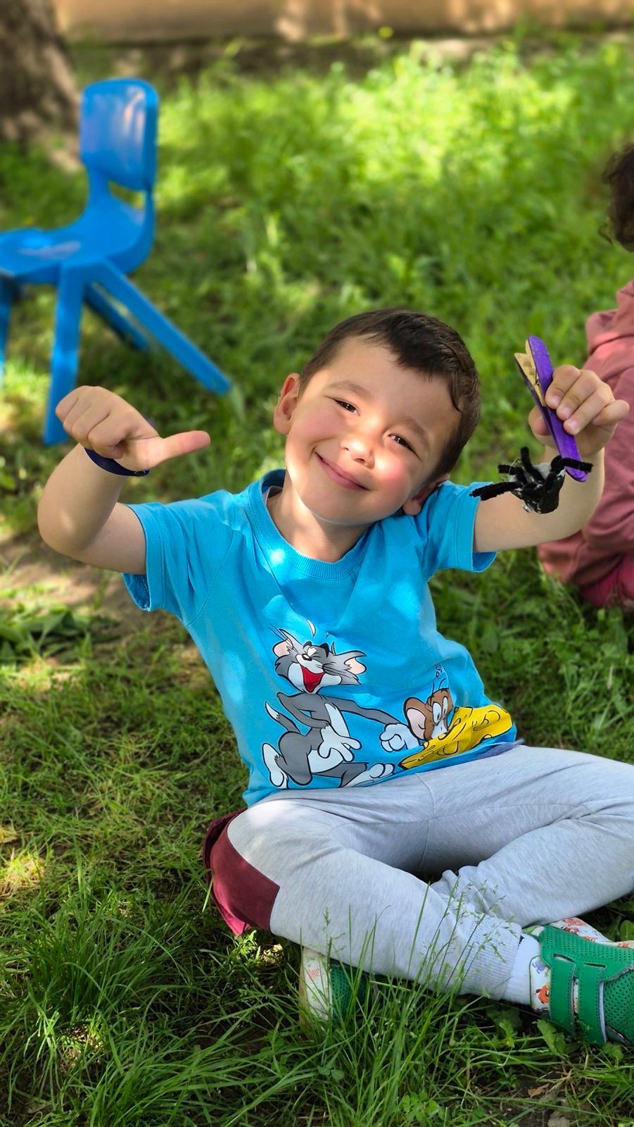 Minik Afacanlar bahçede oyun
